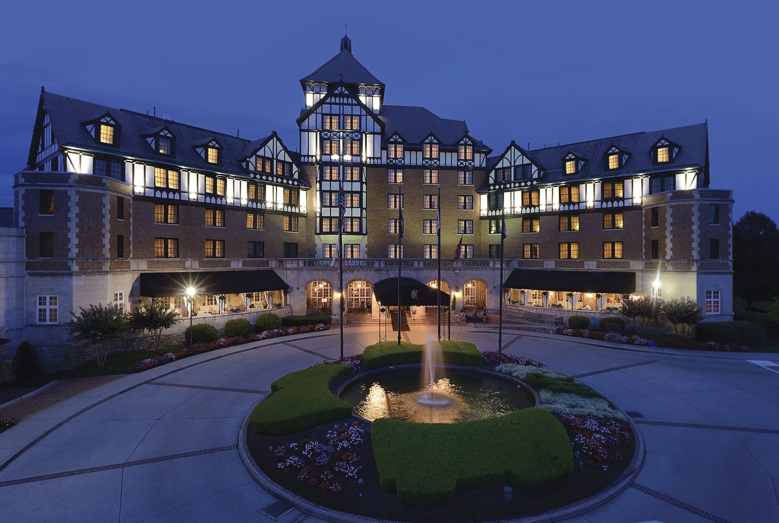 MEETING THE MOMENT AT THE HOTEL ROANOKE & CONFERENCE CENTER WITH HYBRID